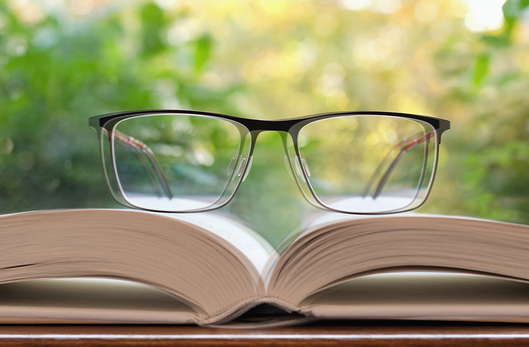 What are the early signs of retinal disease?