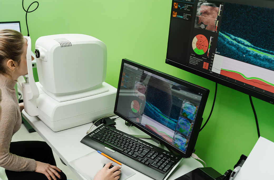 OCT retinal imaging used to diagnose and monitor uveitis